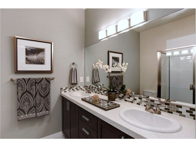 Building Photo - Bright & Spacious 2bed/2.5bath Townhome in Issaquah!