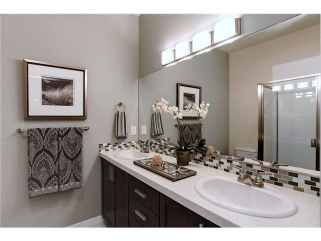 Building Photo - Bright & Spacious Talus 2bed/2.5bath Home ...