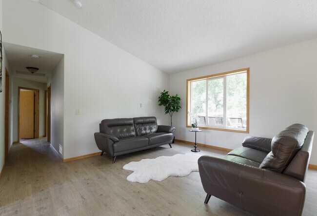 Building Photo - 22075 Red Oak Dr