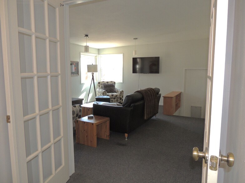 Building Photo - 408 Dressell Dr