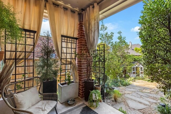 Building Photo - 4520 Del Rey Ave