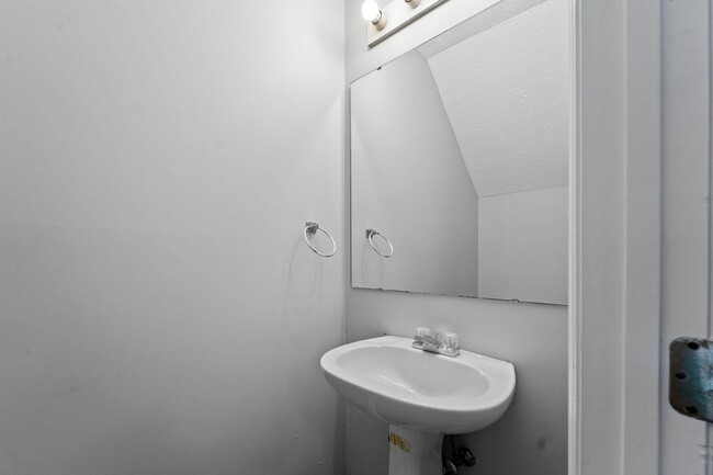 Building Photo - Townhome living close to downtown Fayettev...