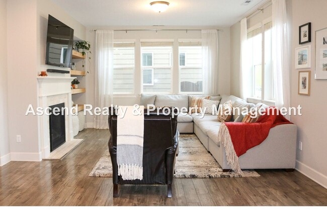 Building Photo - 4 Bed/3 Bath Hillsboro Laurel Oaks Neighborhood, Solar Panels, 1 or 2 Pets Allowed with Pet Rent,...