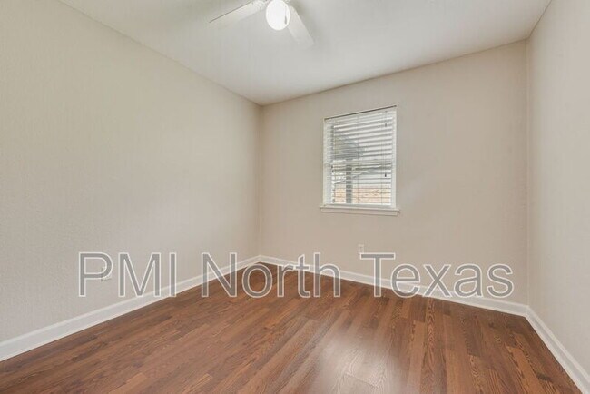 Building Photo - 305 Live Oak Dr