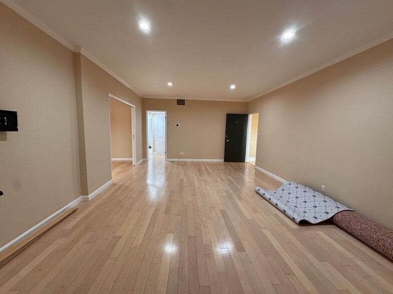 Building Photo - 8550 Holloway Dr