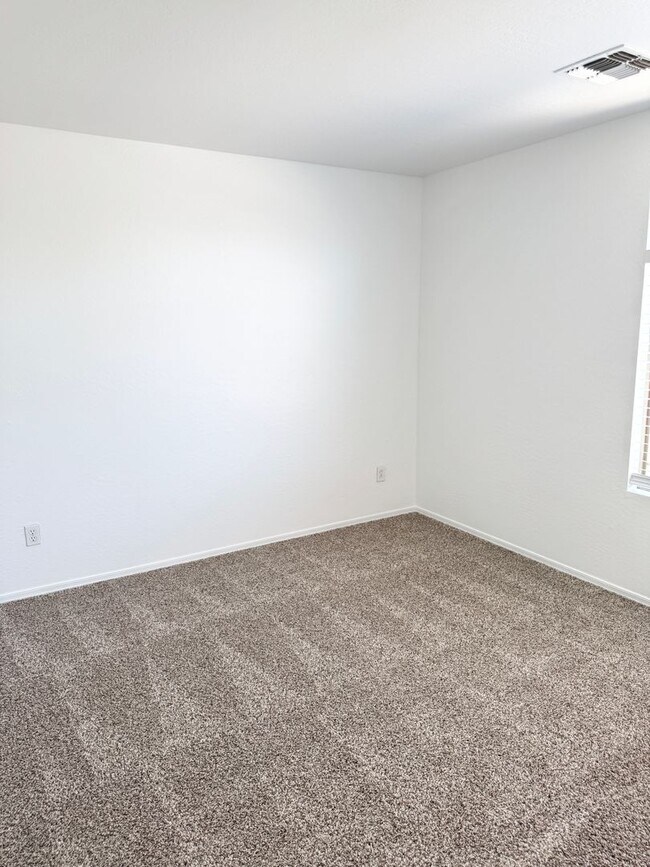 Building Photo - 8464 W Forest Grove Ave