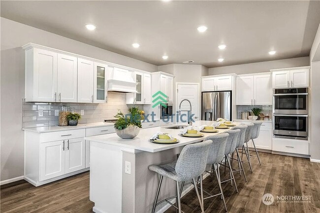 Building Photo - A fabulous 5 bedroom and 3.5 bathroom house