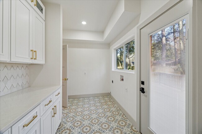 Building Photo - 2306 Mill Lake Dr