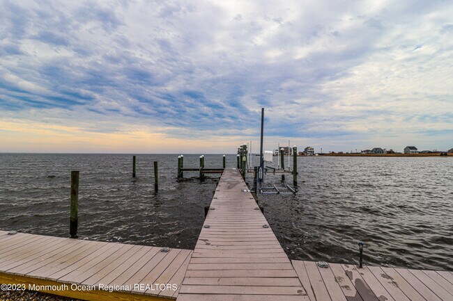 Building Photo - 1095 Island Dr