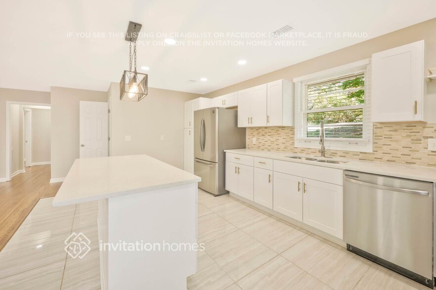 Building Photo - 4856 Torbay Dr