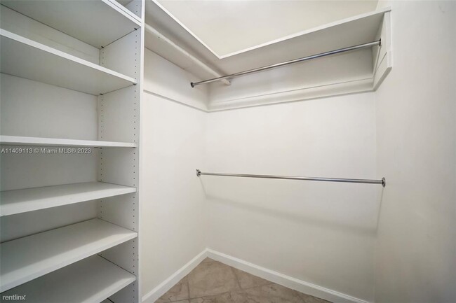 Building Photo - 1 br, 1.5 bath Condo - 5055 Collins Ave Ap...