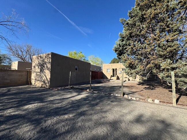 Building Photo - Well Maintained University Home!