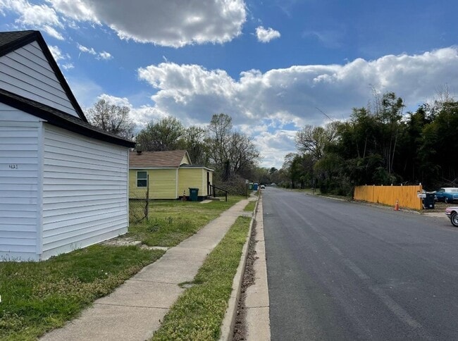 Building Photo - Cozy 2bd/1bath with Big Yard