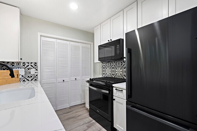 Building Photo - 3400 Laguna Dr