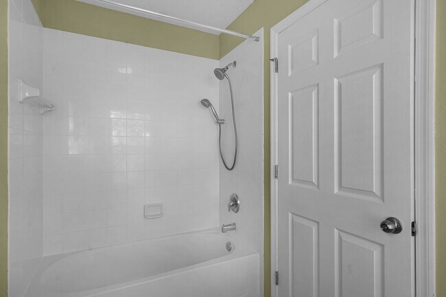 Building Photo - 4/2.5/2 Woodland Lakes Preserve Available Now