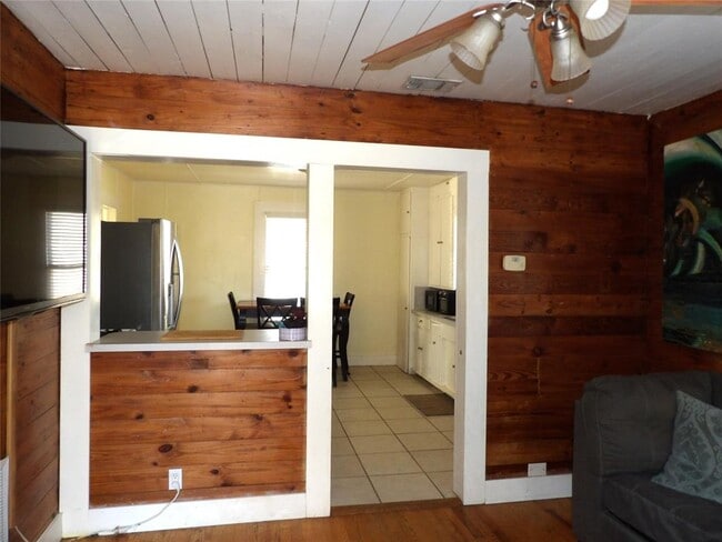 Building Photo - 459 E Commerce St