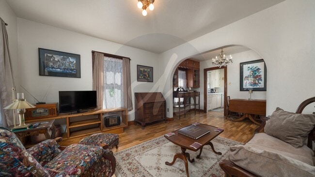 Building Photo - Historic Downtown Home