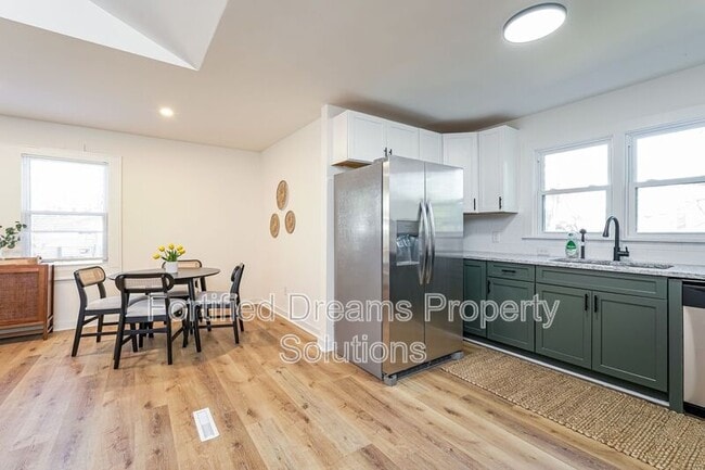 Building Photo - 2422 Queen St