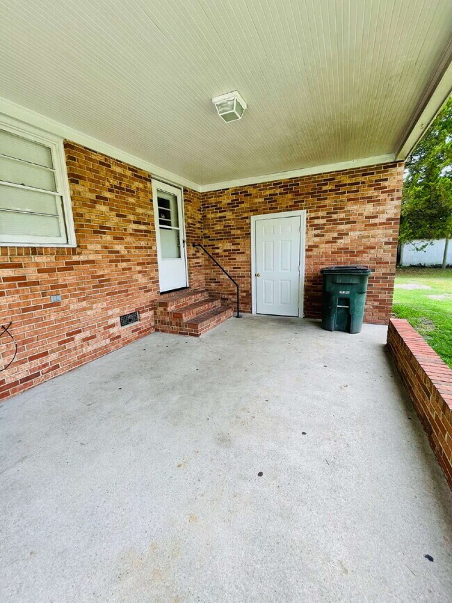 Building Photo - ADORABLE BRICK RANCH IN LAGRANGE *3 BR, 1 BA* NEWLY RENOVATED