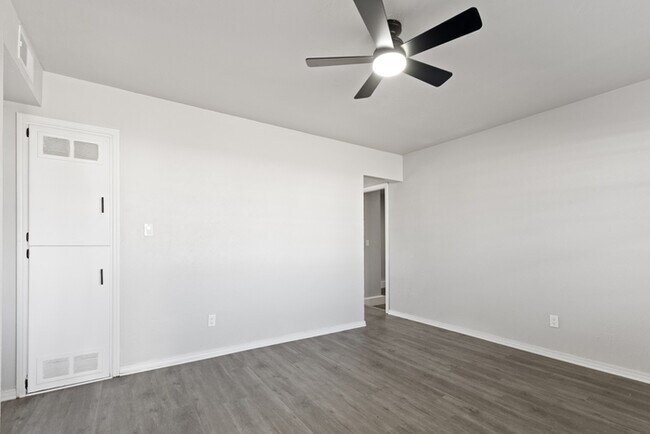 Building Photo - 1304 Pinewood Ct