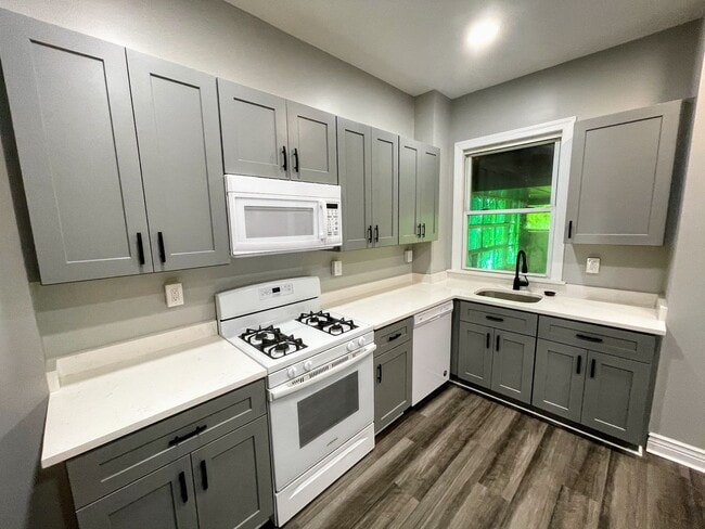Building Photo - 3 bed 1 bath - Newly updated, South Oakland, dishwasher, washer/dryer included