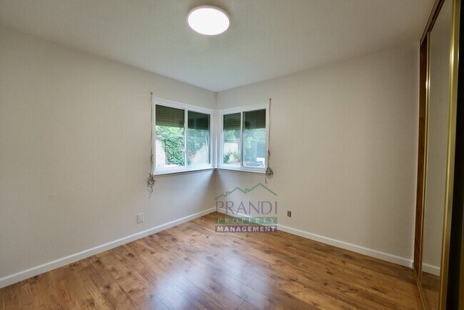 Building Photo - 9 Quince Ct
