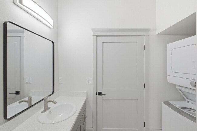 Building Photo - MOVE IN SPECIAL - NEWLY RENOVATED DOWNTOWN SALEM STUDIO