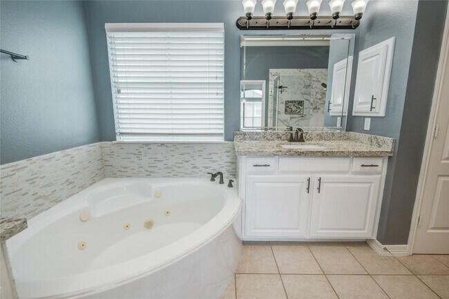 Building Photo - 5417 Lillian St