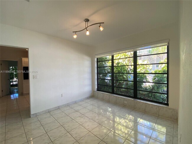 Building Photo - 1101 Bay Dr