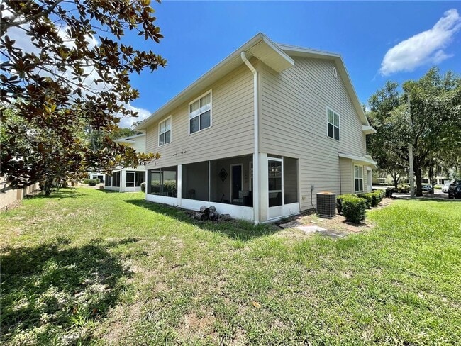 Building Photo - Beautiful 3BR/2.5BA Corner Townhome in Hai...