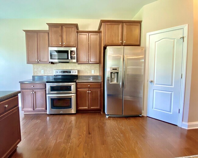 Building Photo - Huge 6 Bedroom Home In The Bluffs On The New River