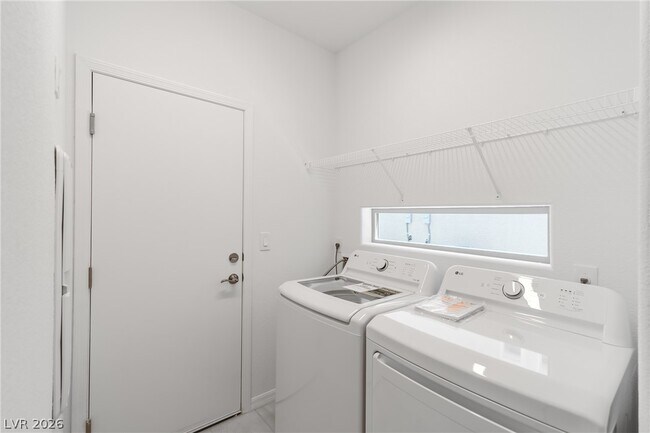Building Photo - 5733 S Tioga Way