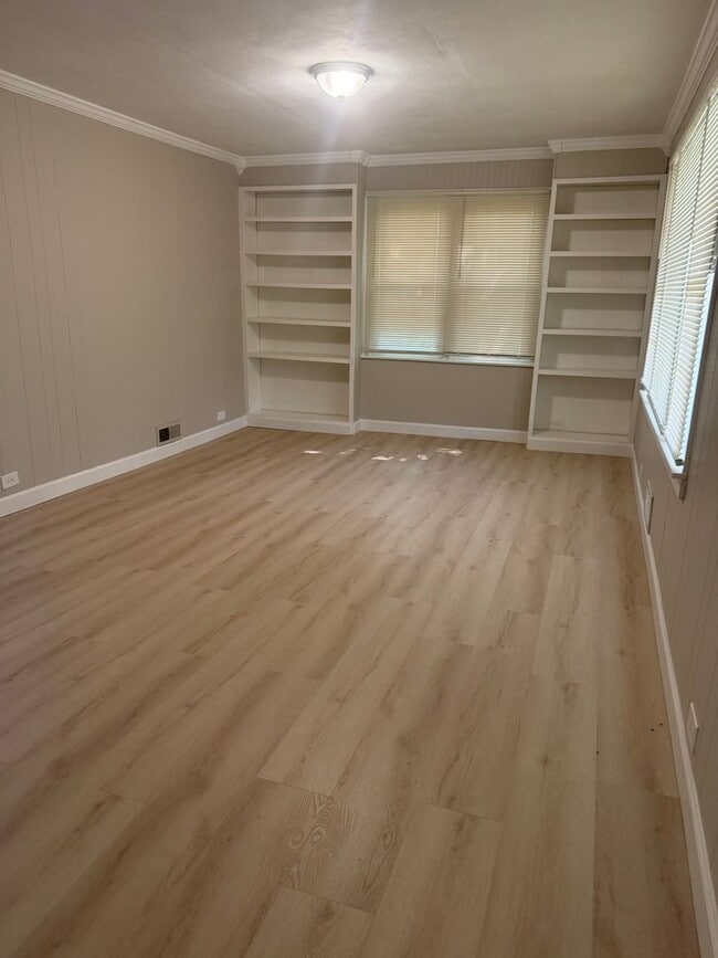 Building Photo - Adorable 4 Bed 1 bath Baldwinsville Cottage