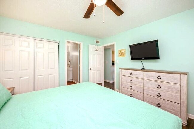 Building Photo - 4000 Gulf Terrace Dr