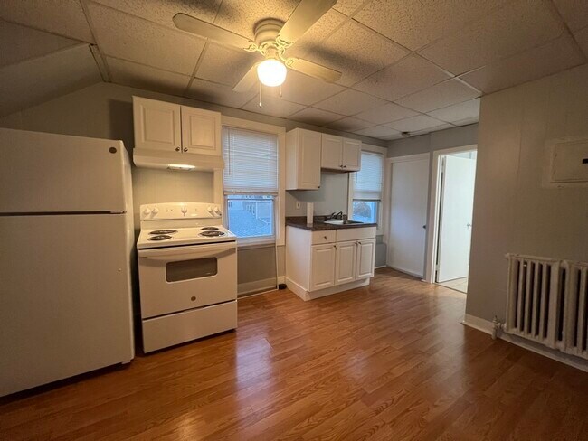 Building Photo - 552 Maple St