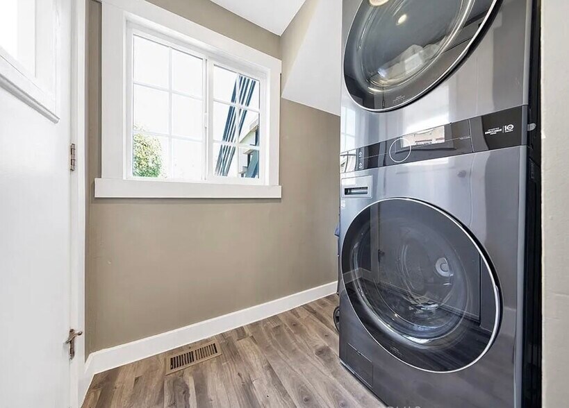 Building Photo - 131 E Ave 45