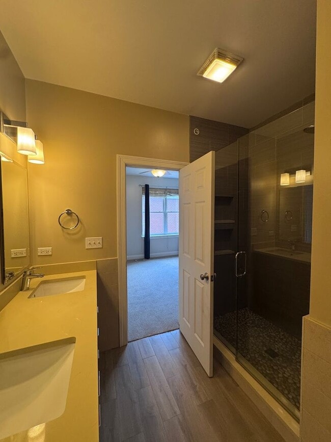Building Photo - 2 Bed 2.5 Bath In Oak Park Available!