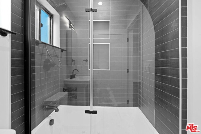 Building Photo - 1518 1/2 Stearns Dr