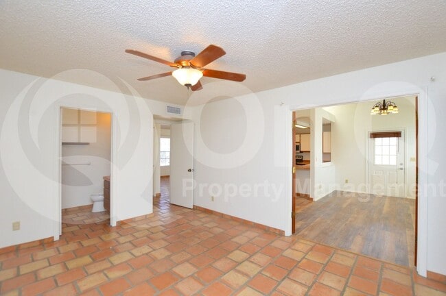 Building Photo - 1559 E Drake Dr
