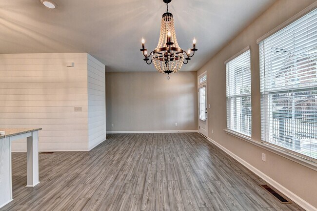 Building Photo - 4655 White St