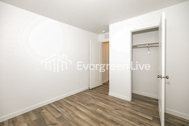 Building Photo - 323 Lightning Ave