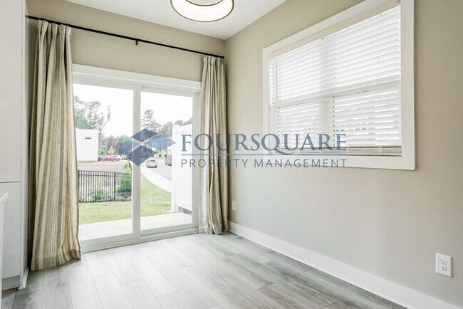Building Photo - Townhome | Washer/Dryer Included | Back Pa...