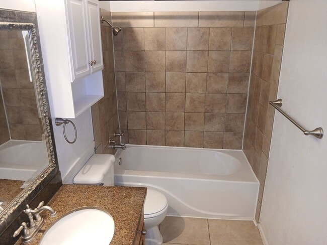 Building Photo - 2 Bedroom, 1 Bath Condo Near 75 and Walnut...