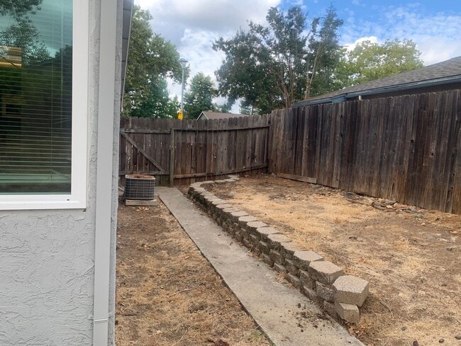 Building Photo - Large one story 4 bedroom home in Orangevale
