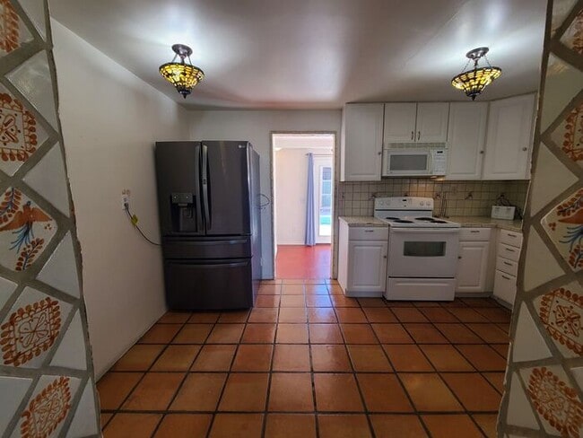 Building Photo - Charming 2 bedroom 1 bathroom