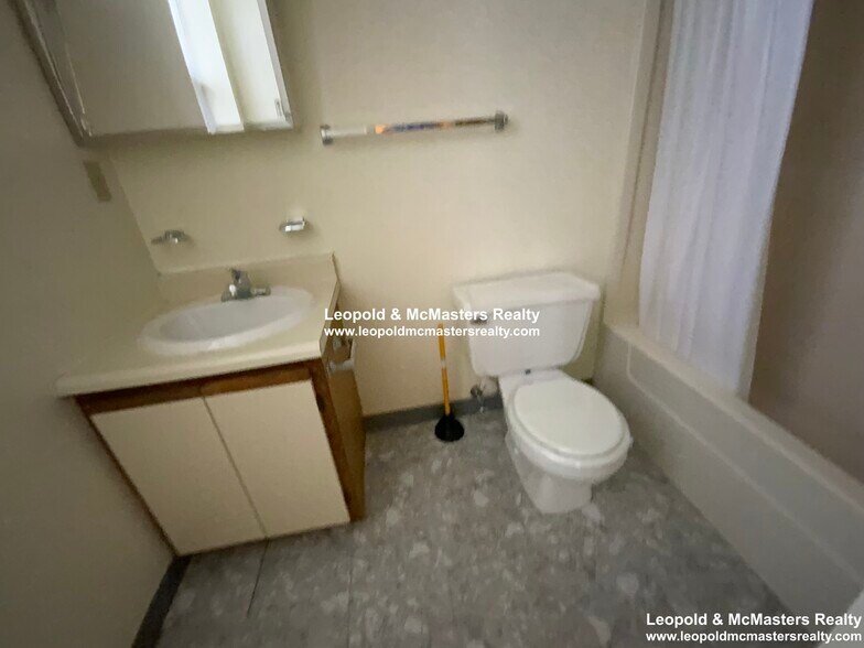 Building Photo - 104 Peterborough St