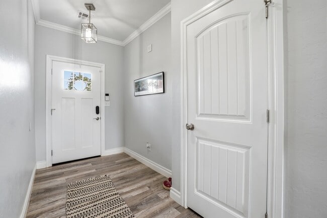 Building Photo - 4254 Mesa Dr