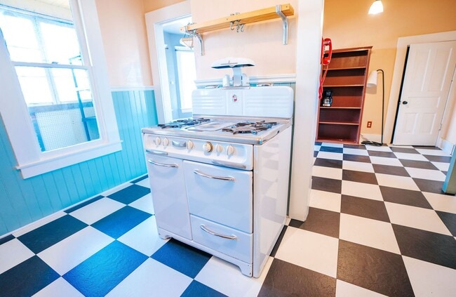 Building Photo - Charming 3-Bedroom Victorian Home in the H...