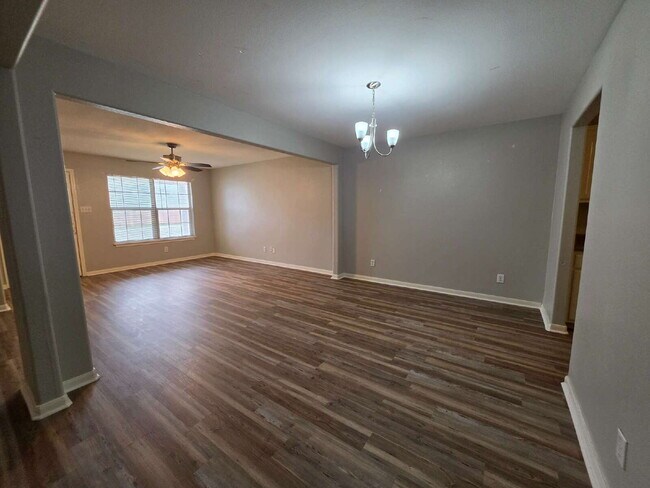 Building Photo - Updated 3/2 Duplex Near Shopping in San Antonio