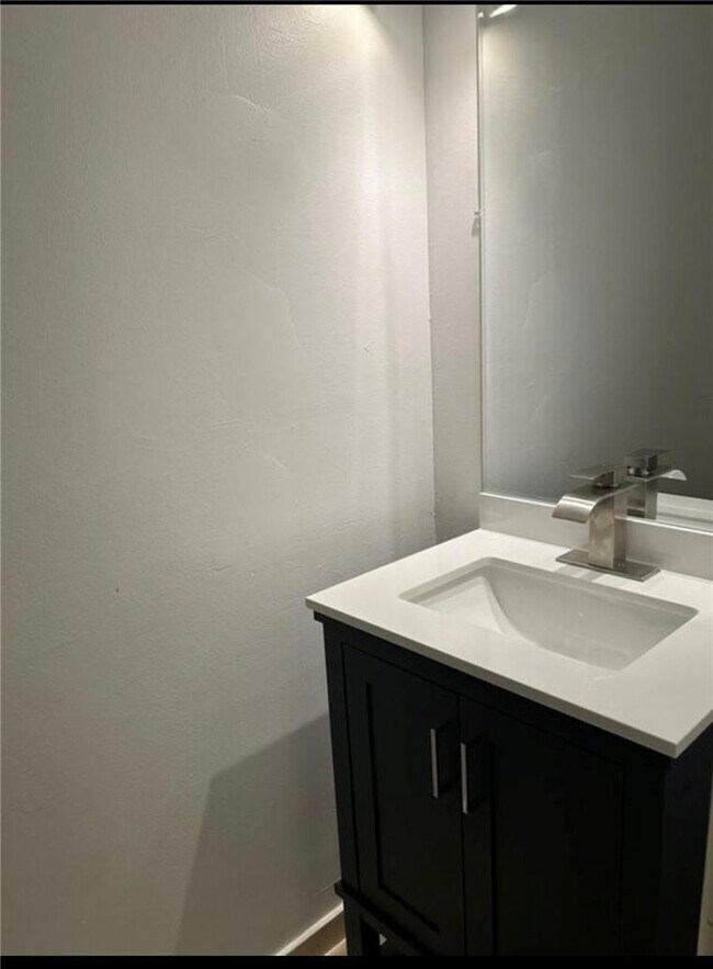 Building Photo - 2801 N 34th Ave